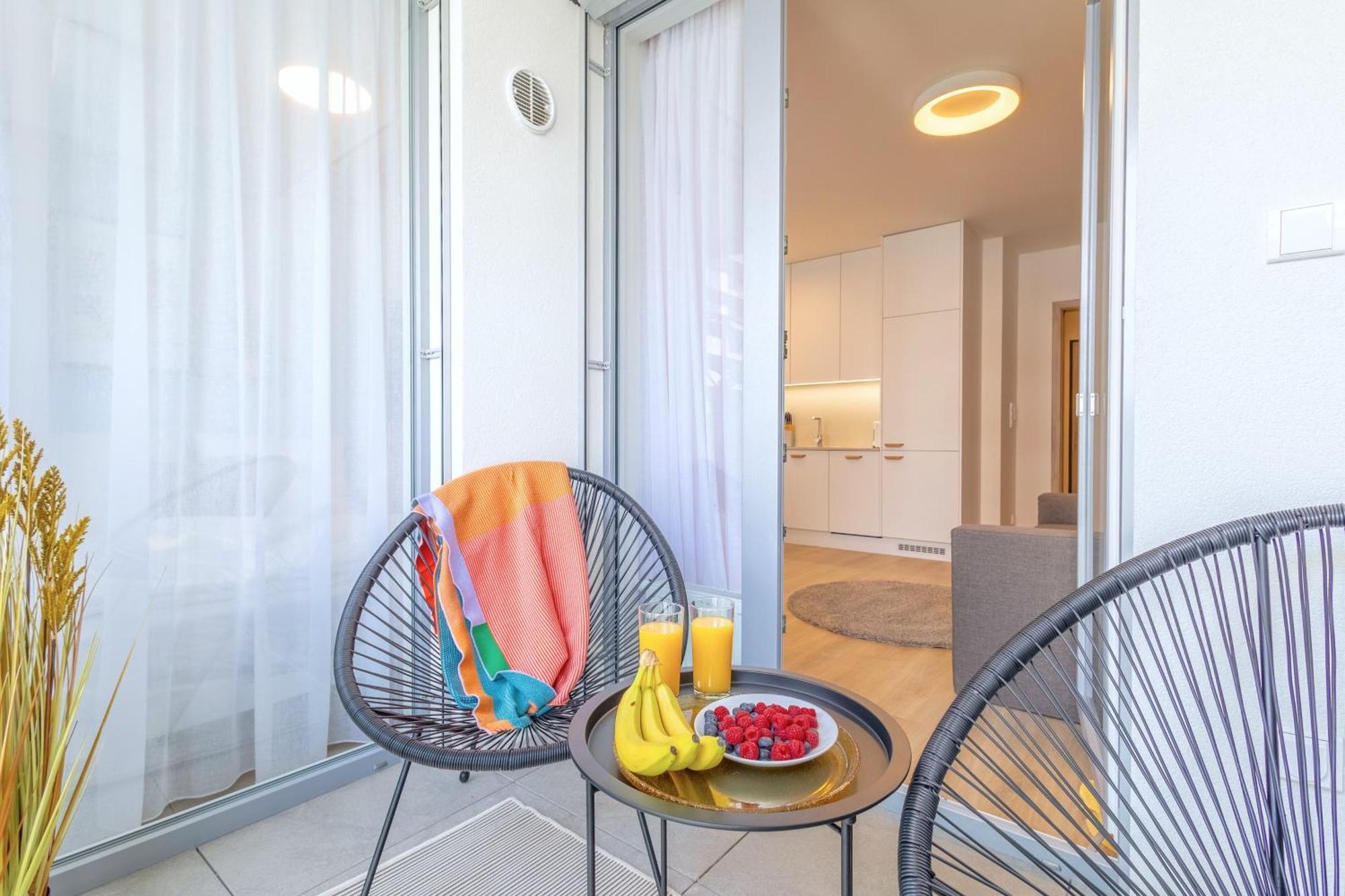 Yellow Apartment - Balcony, Free Parking, By Gravity Prag Dış mekan fotoğraf